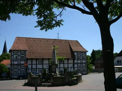 Alter Redenhof mit dem Kriegerdenkmal
