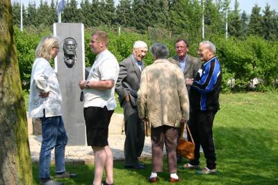 Aufmerksame Beobachter (v.l.n.r.): Elvira Rieck vom Frderverein Rudolf von Bennigsen, Fraktionssprecher der CDU Bennigsen, Christoph Rohr, Wilhelm Jenkner und Frau (Verfasser der Bennigser Ortschronik), der Vorsitzende der FDP, Peter Kimmel und der Bennigser Altortsbrgermeister Friedel Drave 