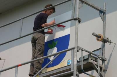 Es nimmt langsam Formen an: Bettina Blick beim Ausmalen des Bennigser Wappens