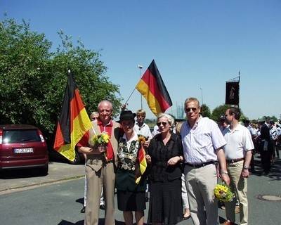 Vor dem Festumzug: Ortsbrgermeister Hartmut Rieck, Springes Brgermeister Jrg-Roger Hische, unsere Landtagsabgeordete Gabi Kohlenberg und die Bennigser Brgerknigin Elke Herrmann